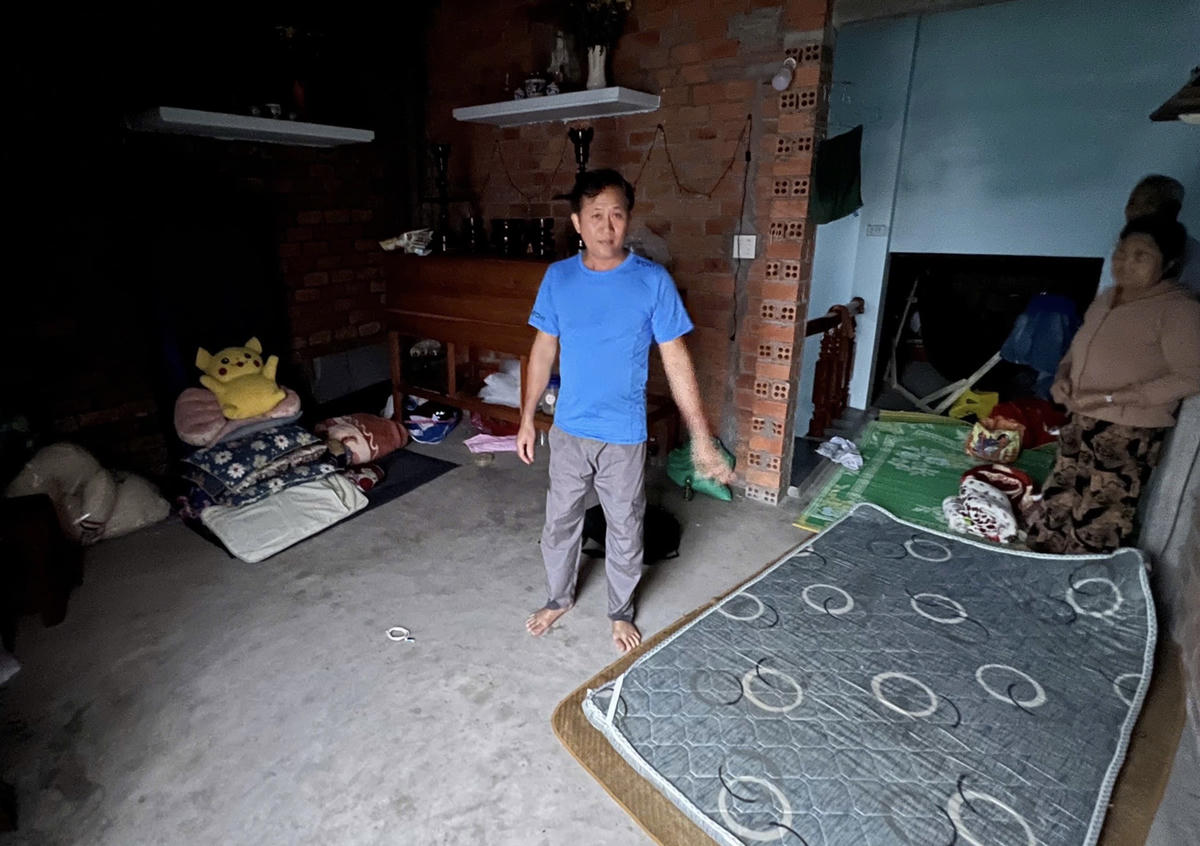 Căn gác xếp nhỏ chưa đầy 20m2 đã chứa cả gia đình anh và người dân thoat khỏi ngập lụt. (ảnh Đ.S)