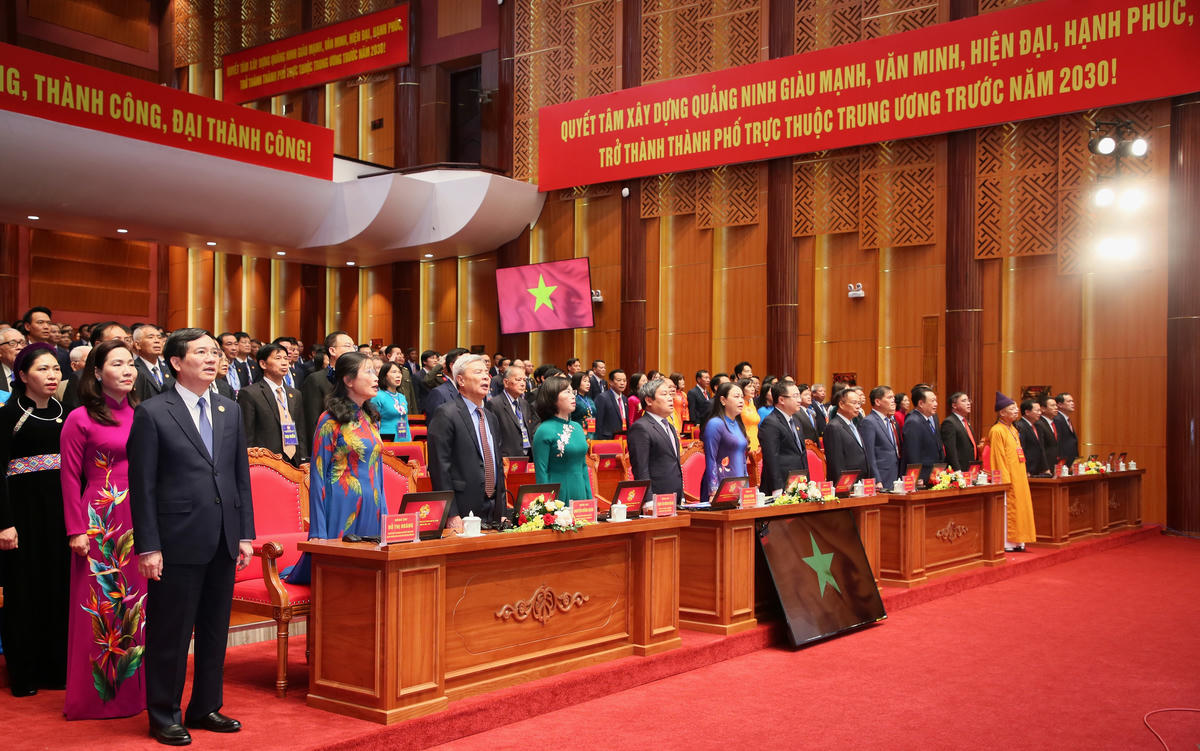 Các đại biểu thực hiện nghi lễ chào cờ. Ảnh: Ngọc Anh.