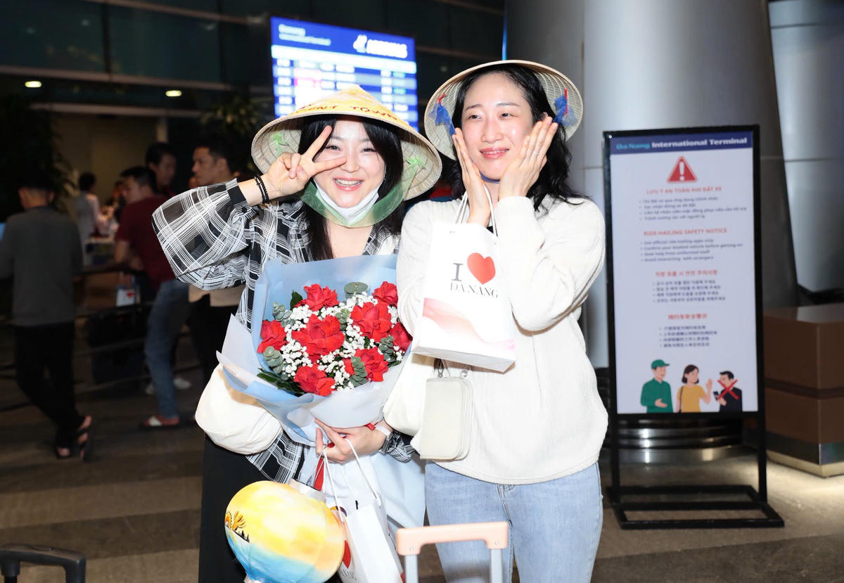 Du khách trên chuyến bay WE201 của Hãng hàng không Parata Air từ Incheon (Hàn Quốc) đến Đà Nẵng. Ảnh: Nguyễn Tú.