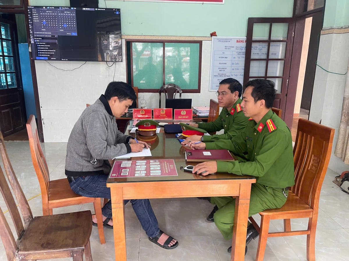 Phan Tấn Trỉ đang làm việc với Cảnh sát điều tra. Ảnh: Phước Thành&nbsp;