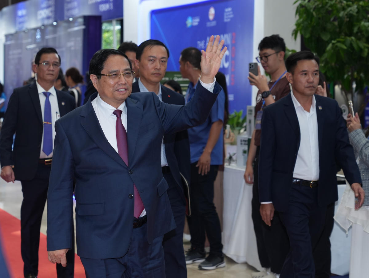 Thủ tướng Chính phủ Phạm Minh Chính vẫy tay chào các đại biểu trong và ngoài nước tham dự&nbsp;chương trình CEO 500 – TEA CONNECT. Ảnh: T.V