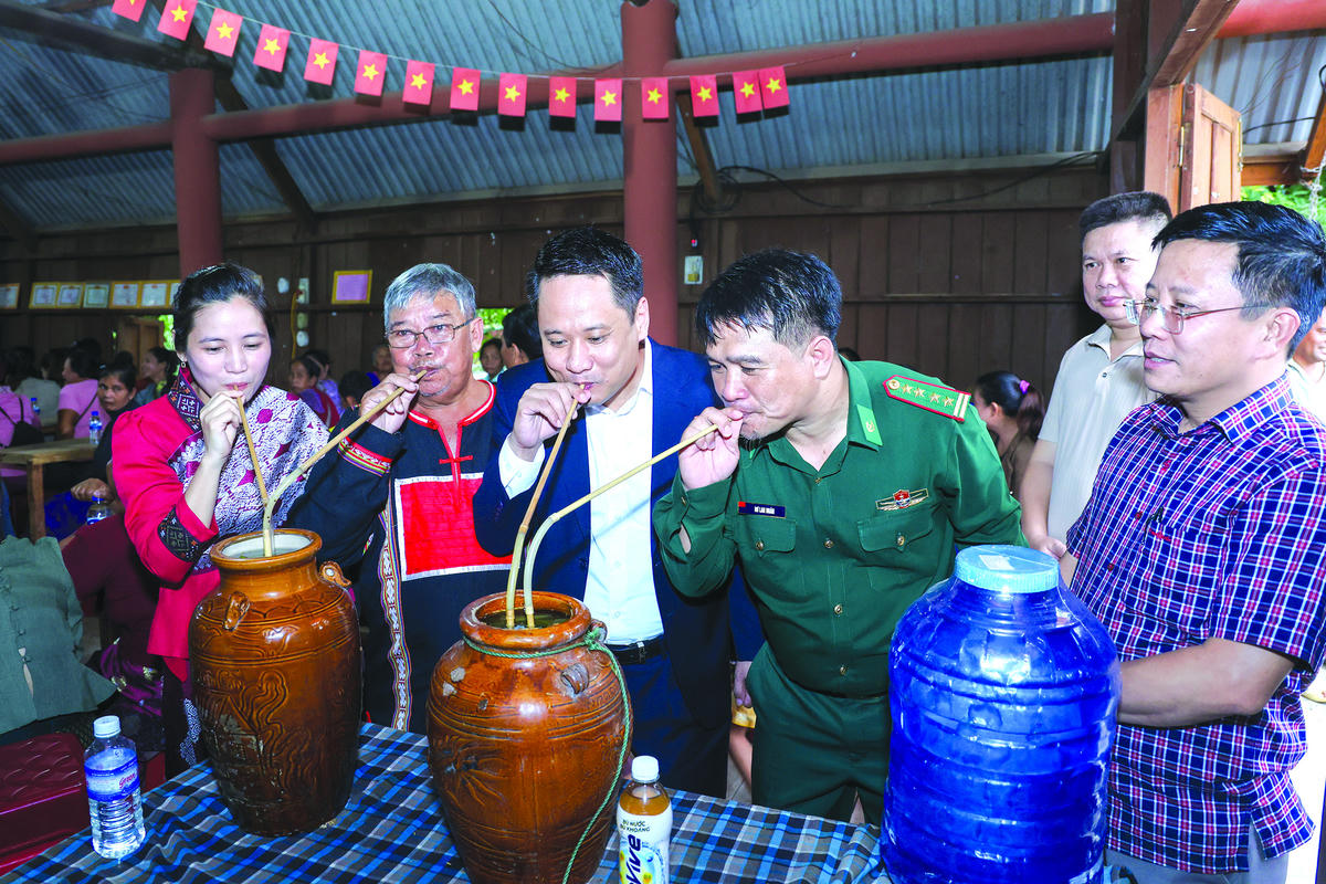 Nhà báo Trương Thành Trung - Tổng Biên tập Báo Đại đoàn kết và Đại tá Rơ Lan Ngân - Phó Chính ủy Ban Chỉ huy Bộ đội Biên phòng tỉnh Đắk Lắk giao lưu văn hóa với bà con.