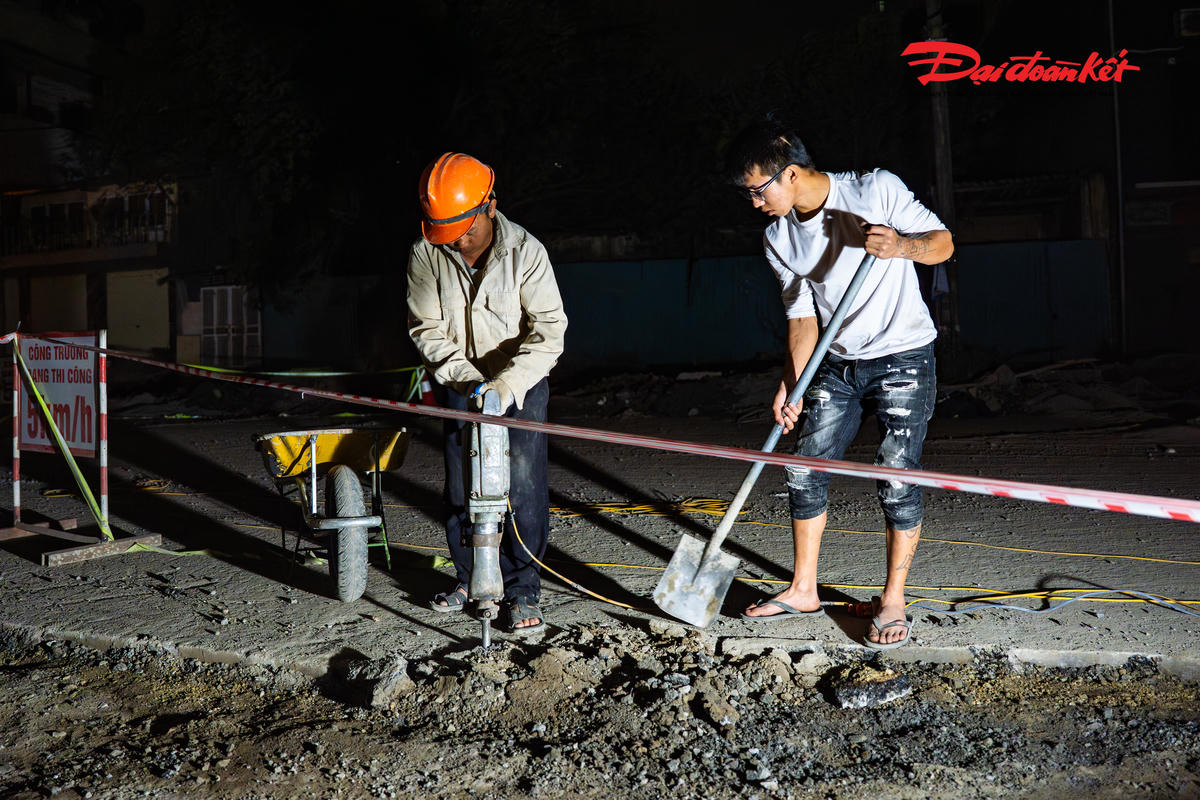 Song song với hạng mục thảm nhựa mặt đường, nhà thầu cũng triển khai thi công hạng mục nền vỉa hè cũng như cây xanh ở dải phân cách giữa.