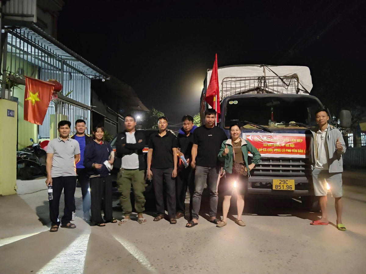 Đoàn thiện nguyện của thôn Liên Hiệp, xã  Hát Môn (Hà Nội) cũng lên đường vào vùng lũ Phú Yên (Đắk Lắk) để giúp đỡ bà con vùng lũ với nhiều nhu yếu phẩm&nbsp;