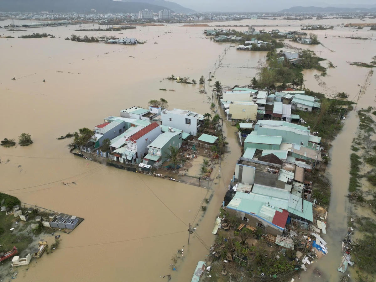 Thủ tướng chỉ đạo khẩn trương chi trả bảo hiểm, hỗ trợ phục hồi sau mưa lũ ở Trung Bộ
