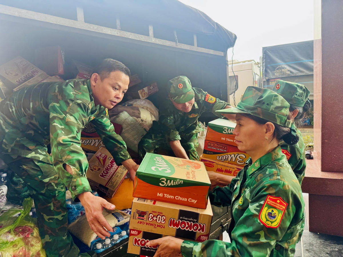 Cán bộ chiến sĩ làm việc hết công suất không kể ngày đêm để kịp đưa hàng đi cứu trợ. Ảnh: Thanh Nga.