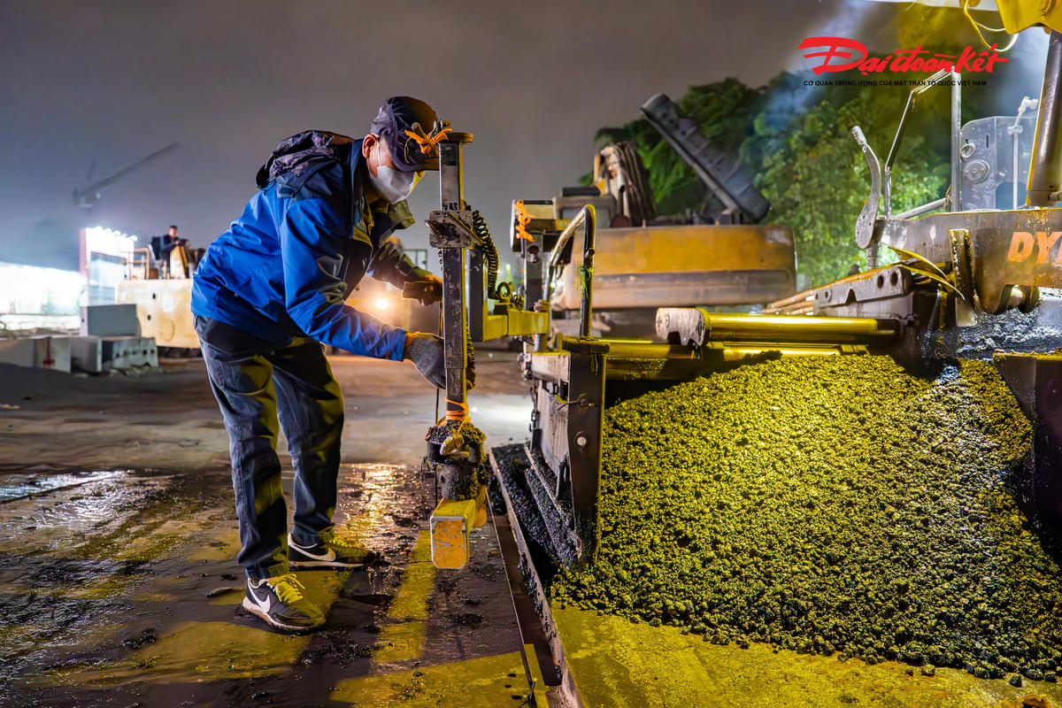 Theo ghi nhận của PV Báo Đại đoàn kết, sau khoảng 6 tháng thi công, dự án đã cơ bản hoàn thành việc thảm nhựa mặt đường khu vực đầu tuyến dự án đường Vành đai 2,5 đoạn Đầm Hồng - Quốc lộ 1A.