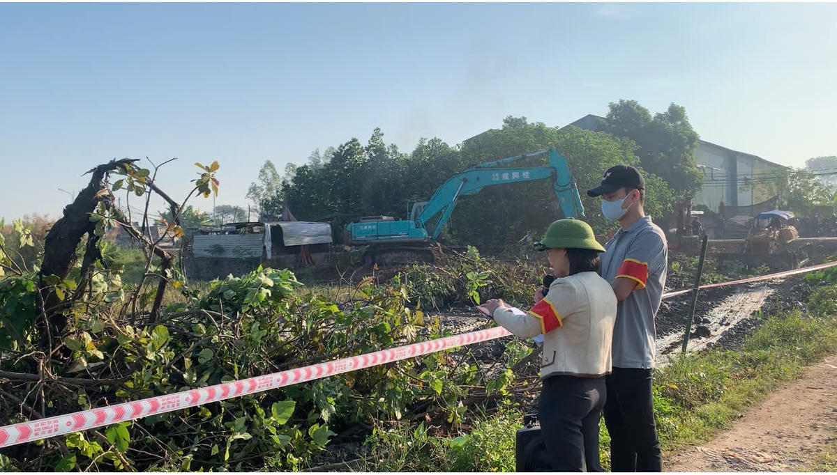 Lực lượng chức năng xã Tây Phương tiến hành đọc các quyết định cưỡng chế, thu hồi đất để thực hiện dự án Cụm Công nghiệp làng nghề Hữu Bằng.