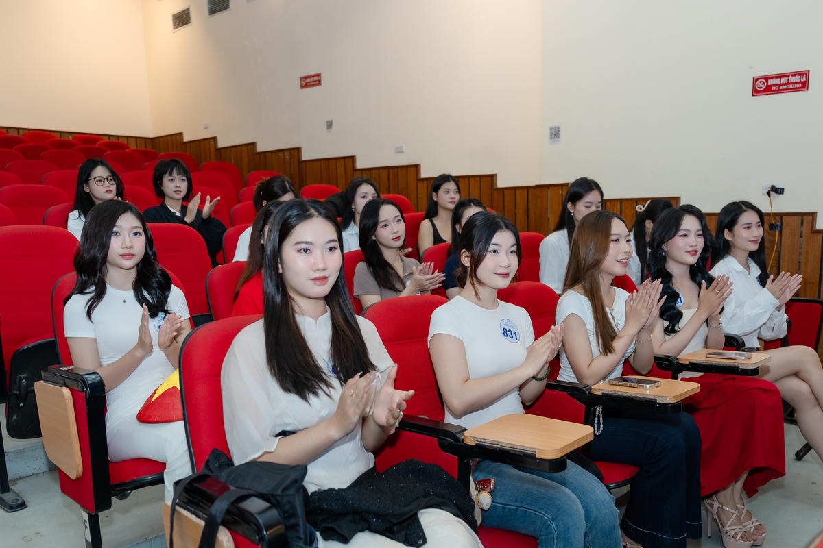 Các thí sinh hào hứng với buổi sơ tuyển.