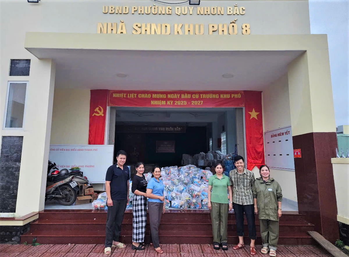 Ông Đinh Ngọc Hải (ở giữa), Phó chủ tịch Ủy ban MTTQ Việt Nam tỉnh Gia La phân bổ hàng cứu trợ tại khu dân cư phường Quy Nhơn Bắc. Ảnh: CV.