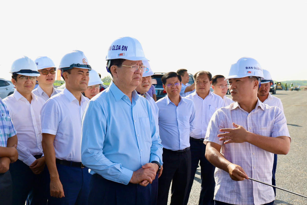 Phó Thủ tướng Chính phủ Mai Văn Chính nghe báo cáo tại công trường dự án Vành đai 3 TP Hồ Chí Minh. Ảnh: Đ.X.