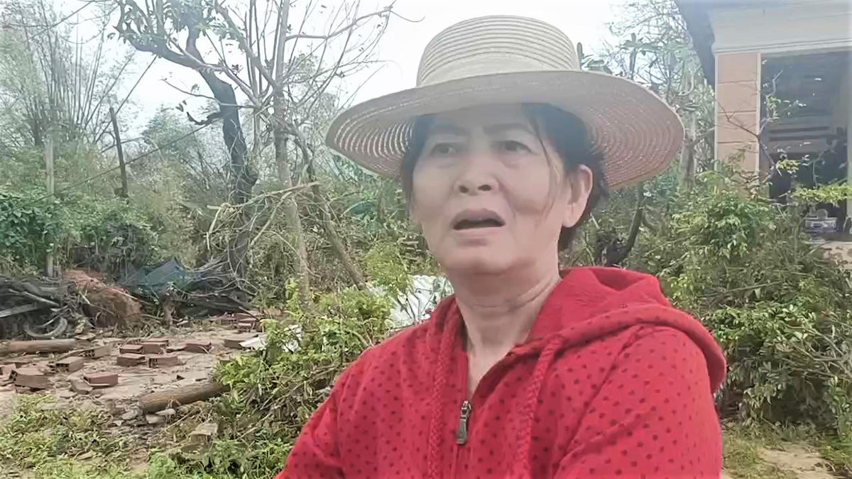 Người dân thôn Luật Lễ kể lại đê bị vỡ trong đợt mưa lũ vừa qua. Ảnh: CV.