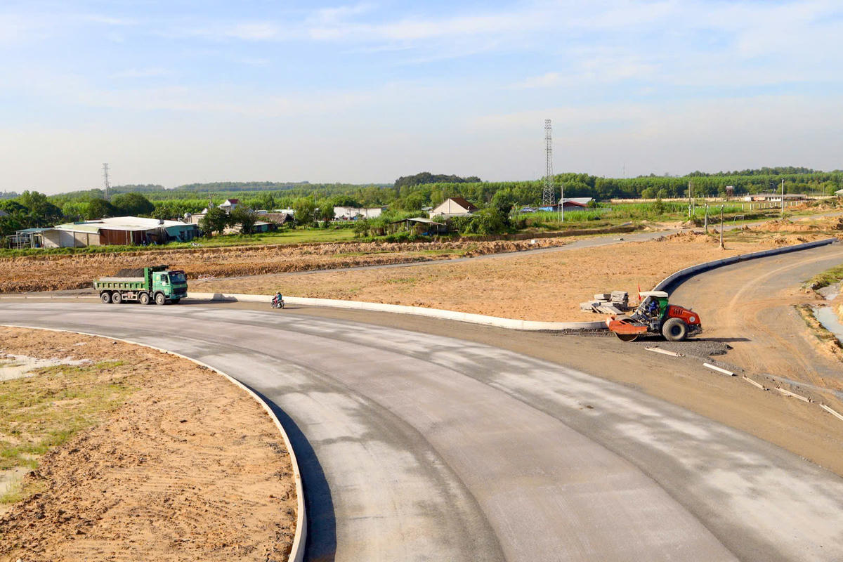 Nhiều máy móc, thiết bị thi công tại dự án Vành đai 3 TP Hồ Chí Minh. Ảnh: Đ.X.