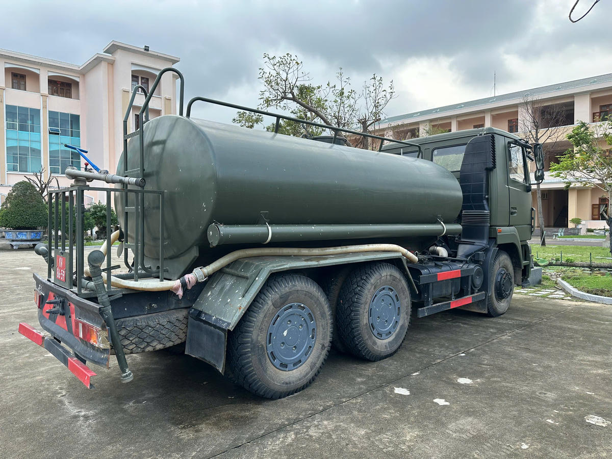 Xe bồn chở theo 1.300 khối nước sạch sẵn sàng xuất phát cung cấp cho người dân. Ảnh: CV.