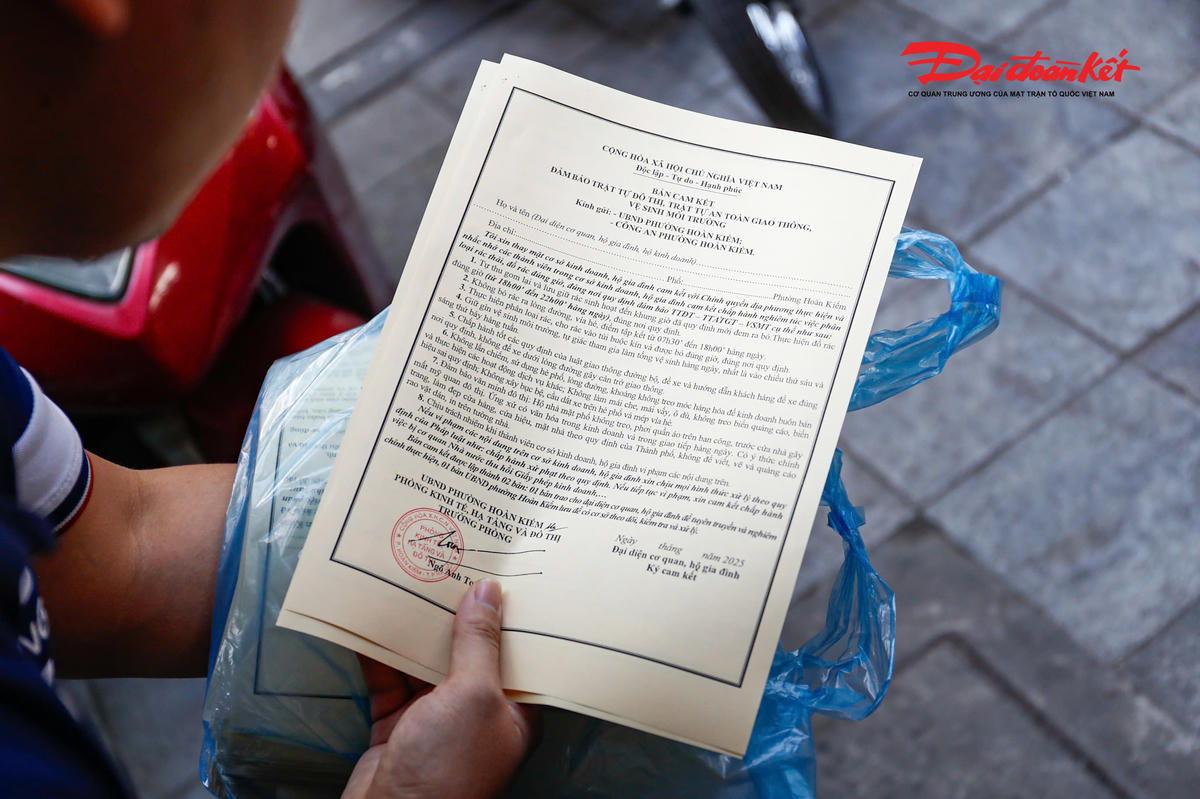 Bên cạnh đó, lực lượng chức năng cũng yêu cầu người dân ký cam kết không tái phạm.
