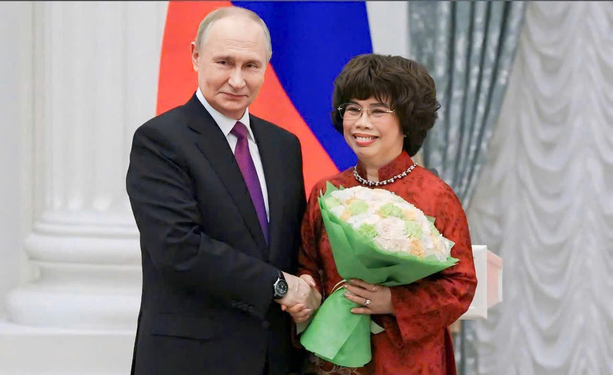 Tổng thống Vladimir Putin đích thân trao Huân chương Hữu nghị cho bà Thái Hương, ngày 4/11/2025 tại điện Kremlin, Liên bang Nga.