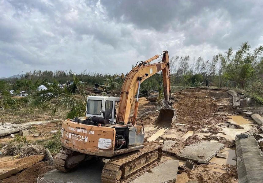Máy móc được huy động khắc phục tuyến đê bị hư hỏng sau lũ. Ảnh: CV.