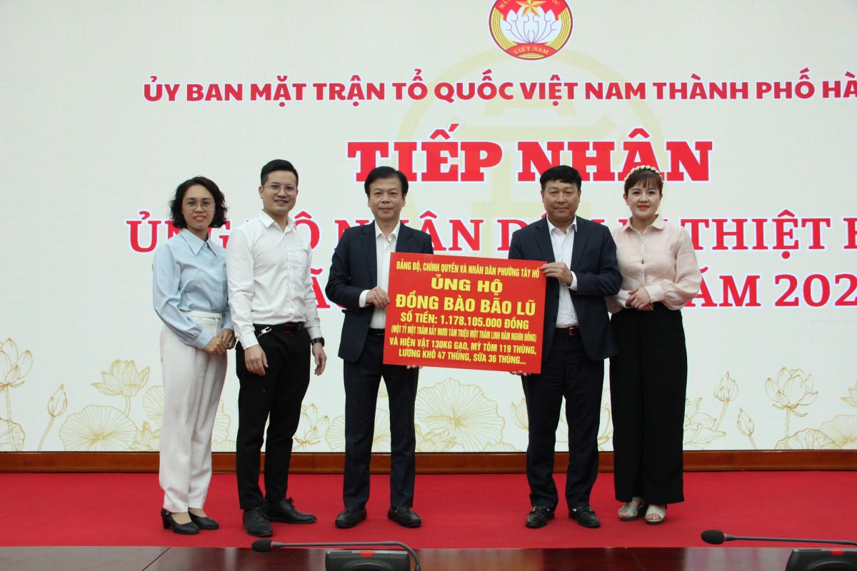 Phó Chủ tịch Thường trực Ủy ban MTTQ Việt Nam Thành phố Phạm Anh Tuấn trân trọng tiếp nhận số tiền ủng hộ 1.178.105.000 đồng từ Đảng bộ, chính quyền và nhân dân phường Tây Hồ.
