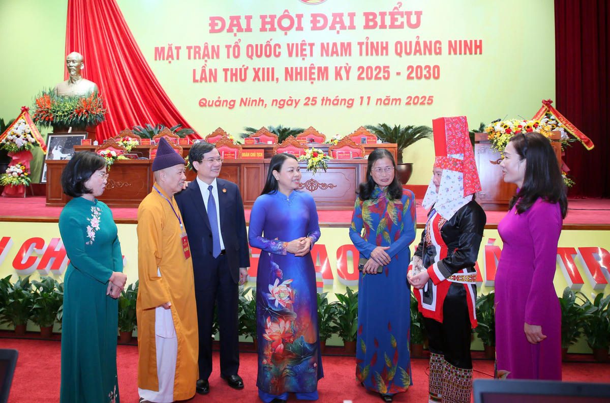 Phó Chủ tịch - Tổng Thư ký Nguyễn Thị Thu Hà trao đổi với các đại biểu bên lề Đại hội. Ảnh: Ngọc Anh