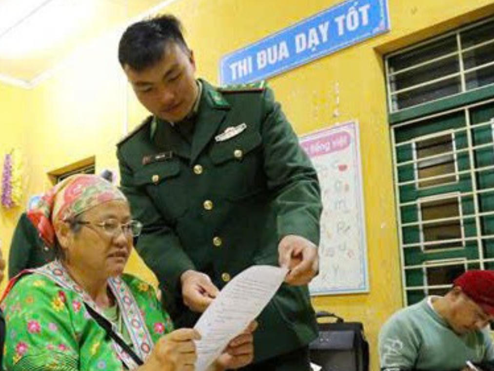 Thượng uý Vàng A Di dạy học viên tập đọc. Ảnh NVCC.