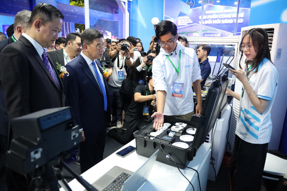 Lãnh đạo UBND TP Hồ Chí Minh tham quan gian hàng của doanh nghiệp. Ảnh: P.Q