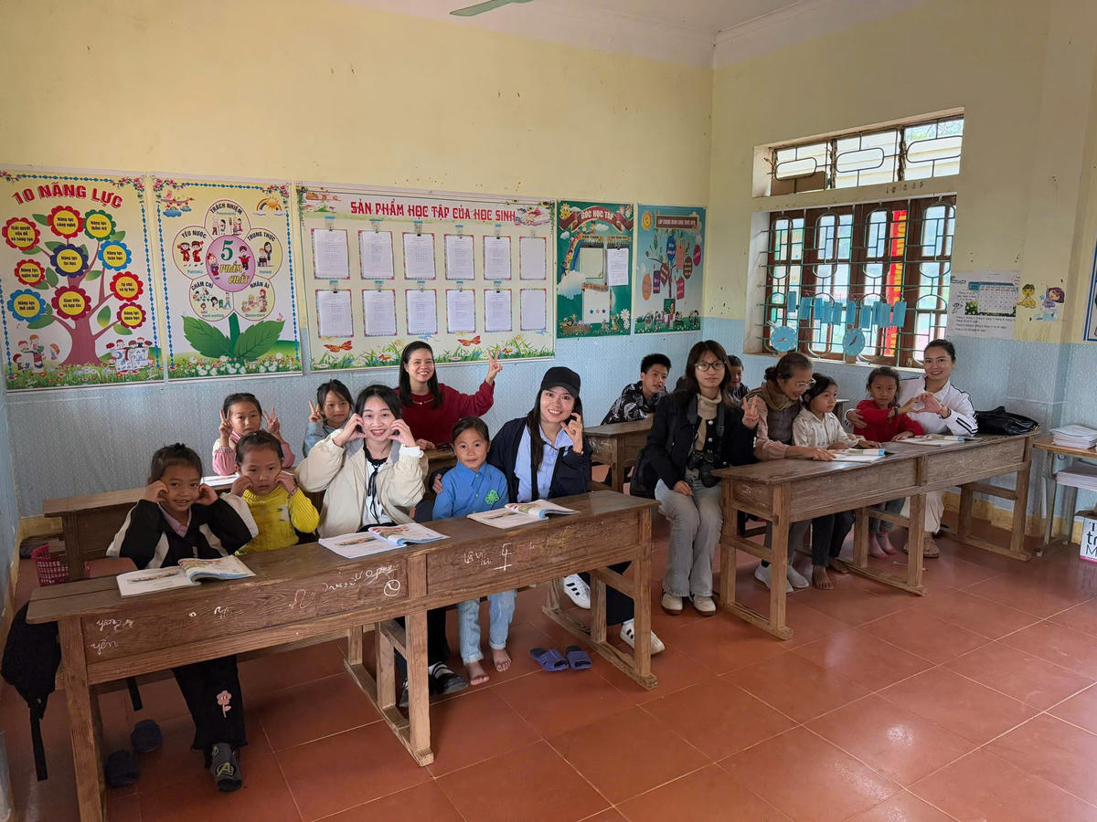 Các thành viên trong nhóm Hạt mầm hy vọng trao quà cho các em nhỏ tại trường Phổ thông Dân tộc Bán trú&nbsp;Mường Típ 1, Nghệ An. Ảnh: NVCC.