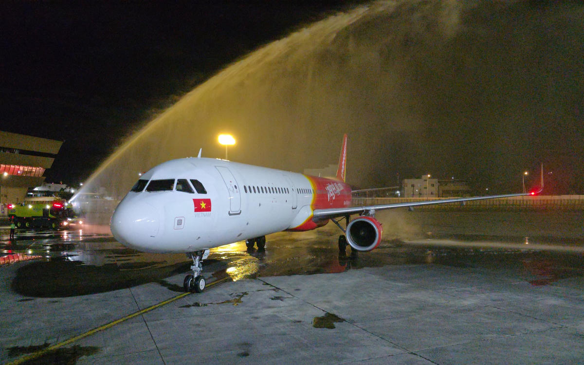 Tàu bay Vietjet được chào đón với nghi thức vòi rồng tại Sân bay quốc tế Ninoy Aquino.