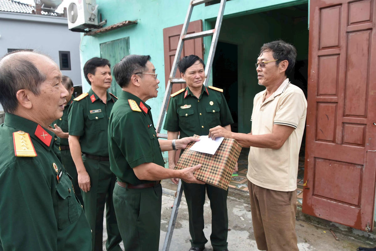 Hội CCB tỉnh Quảng Ninh thăm và trao quà hỗ trợ cho gia đình CCB Lê Kim Trọng (ở đặc khu Vân Đồn) bị thiệt hại do bão Yagi gây ra. Ảnh: Ngọc Anh.