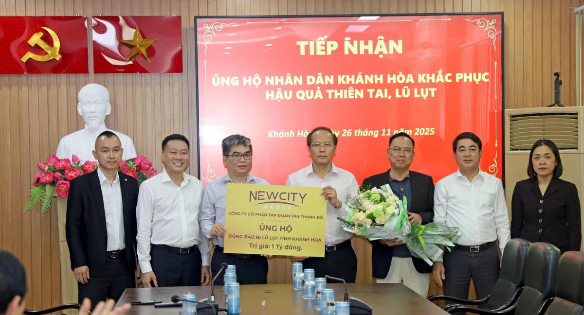 Lãnh đạo tỉnh Khánh Hòa tiếp nhận kinh phí của New City Group ủng hộ khắc phục hậu quả thiên tai. (ảnh X.H)