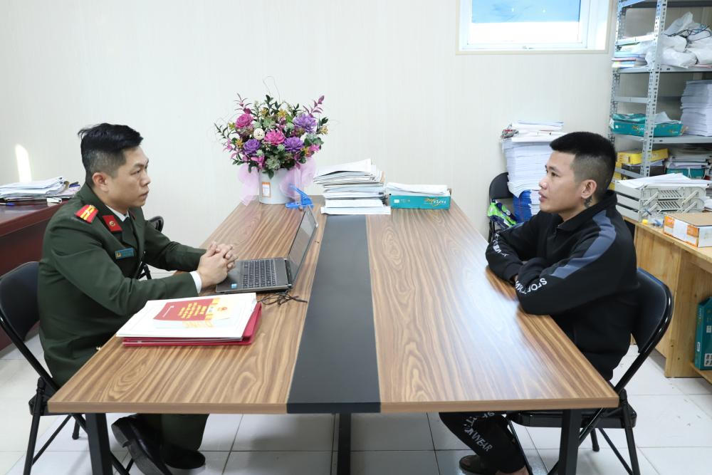 Công an làm việc với đối tượng Nguyễn Văn Hai. Ảnh: CAHT.