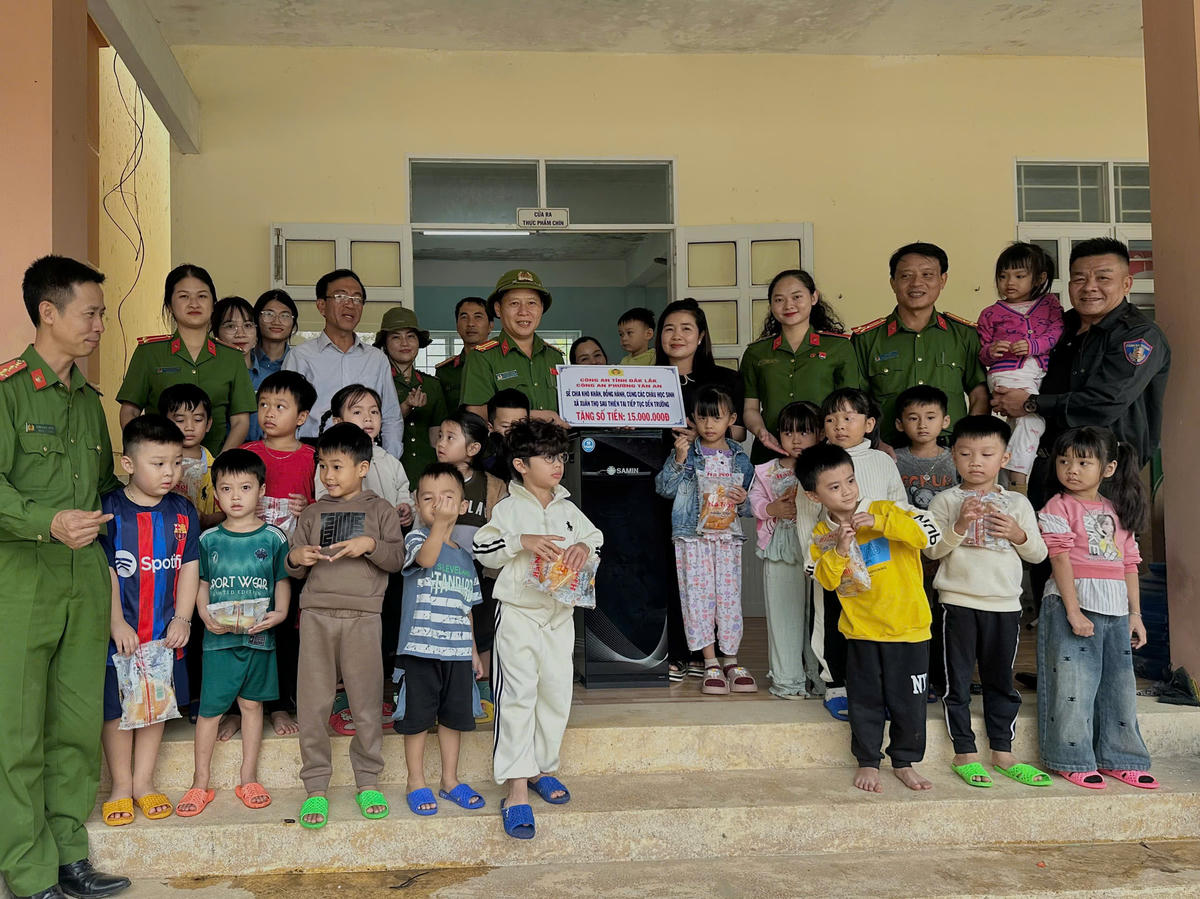 Đoàn ghé thăm tặng quà các trường Mầm non. Ảnh:CA.