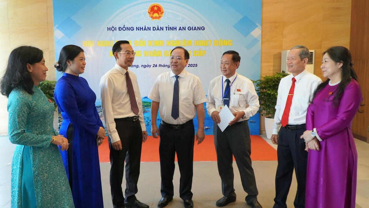 Các đại biểu trao đổi bên lề hội nghị. (ảnh: T.O)