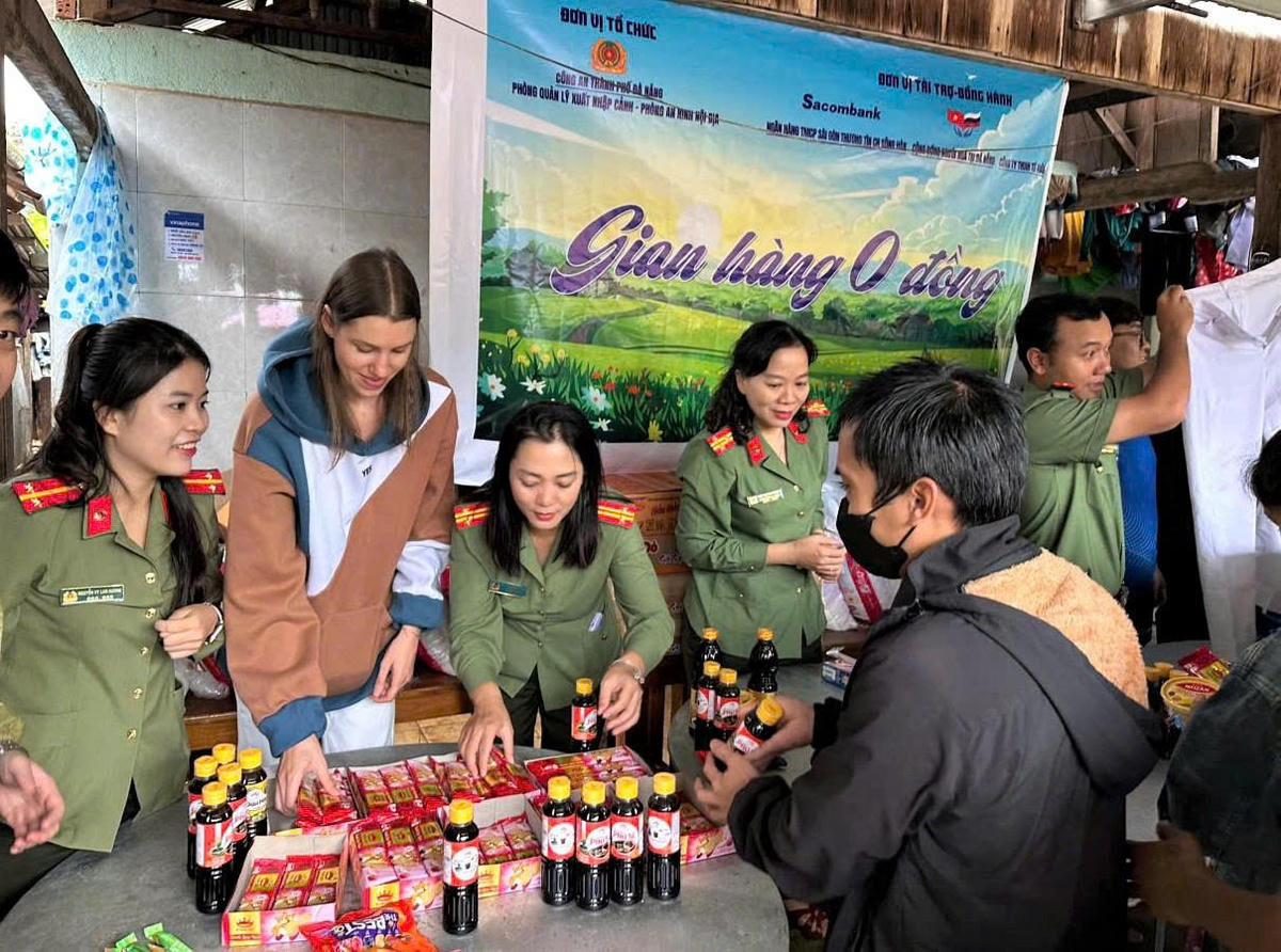 Cán bộ, chiến sĩ Công an TP Đà Nẵng tặng quà cho người dân xã A Vương. Ảnh: CV.