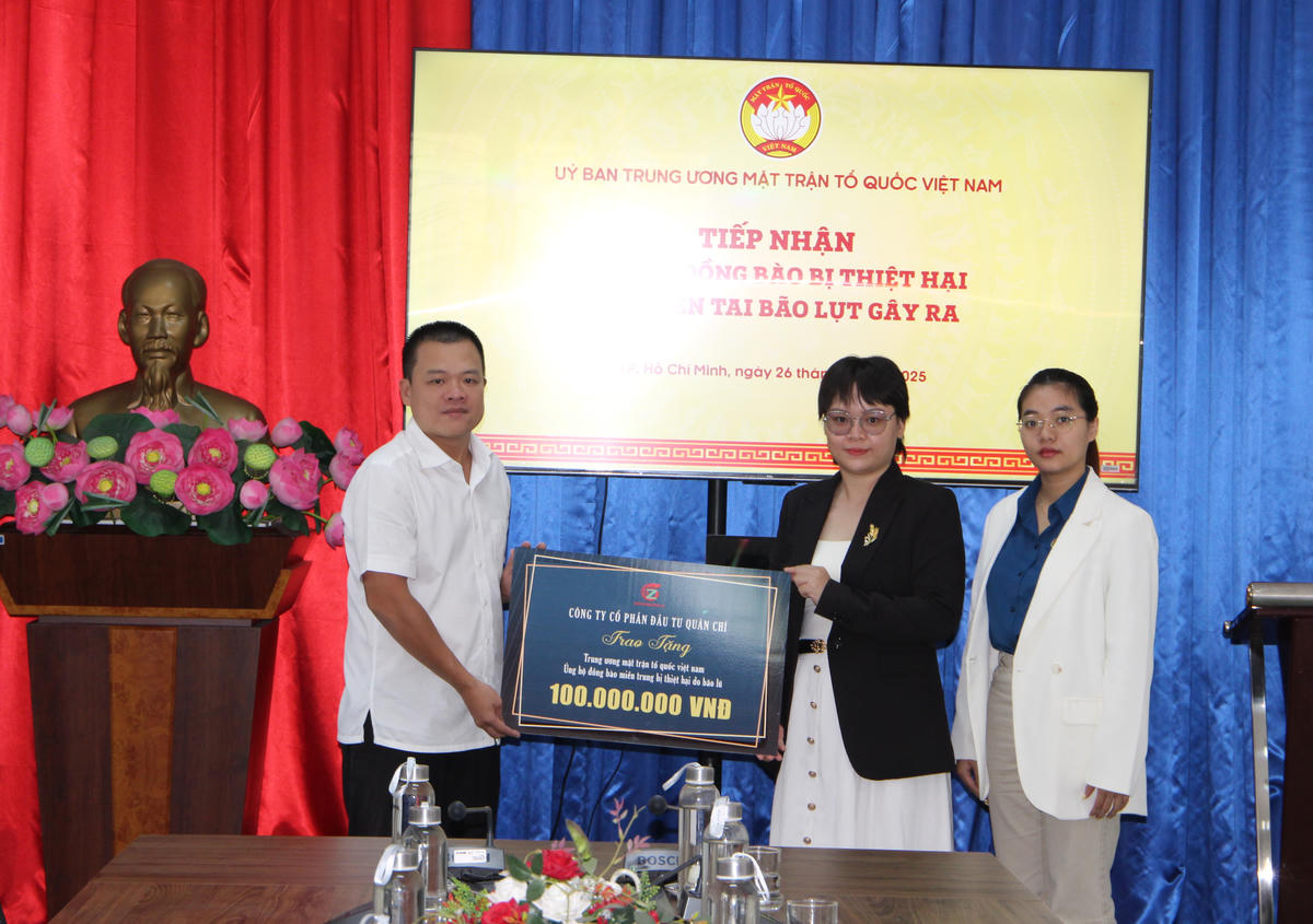 Ông Nguyễn Hải Nam tiếp nhận ủng hộ từ đại diện Công ty Cổ phần Đầu tư Quân chí. Ảnh: Q.Đ