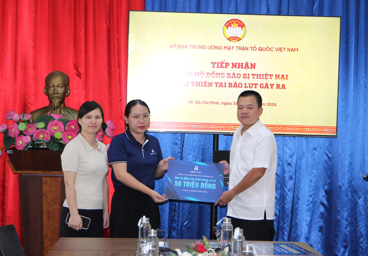 Công ty TNHH Công nghệ máy đo khí Riken Việt trao bảng ủng hộ đồng bào cho đại diện Văn phòng Uỷ ban Trung ương Mặt trận Tổ quốc Việt Nam. Ảnh: Q.Định