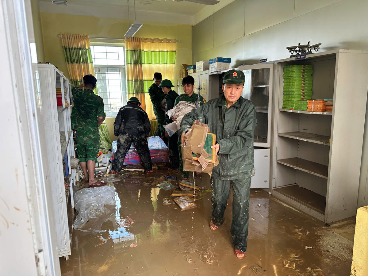 Bộ đội Biên phòng giúp dân dọn bùn đất trong trường học. Ảnh:BP.