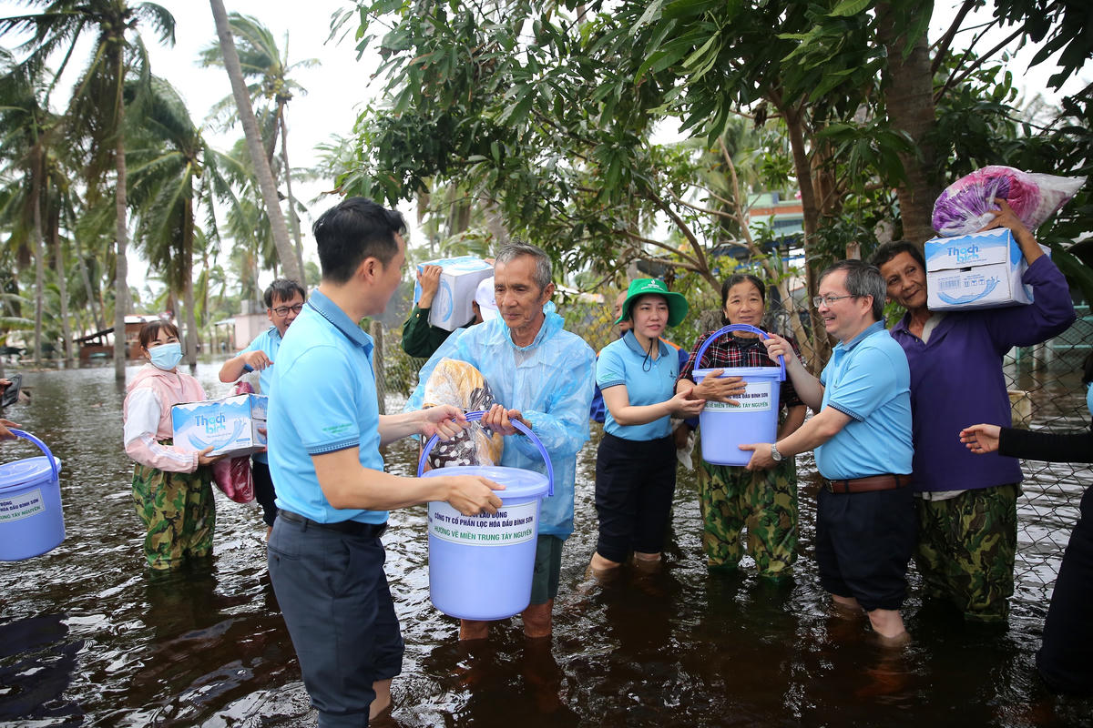 Đoàn công tác BSR trao cứu trợ bà con đang bị ngập lụt ở xã Xuân Lộc