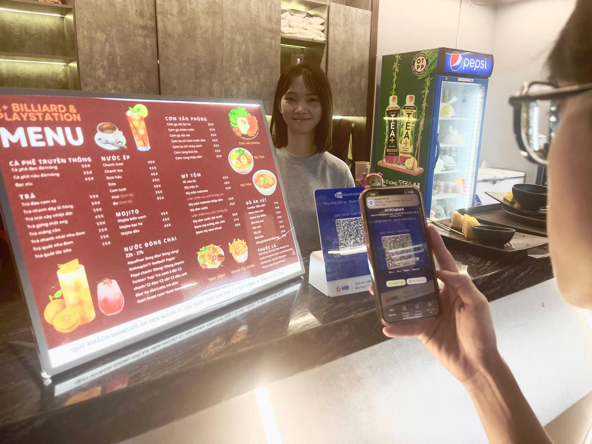 Các hộ kinh doanh, cửa hàng không thể đi ngược xu hướng chuyển đổi số. Ảnh: Quang Vinh