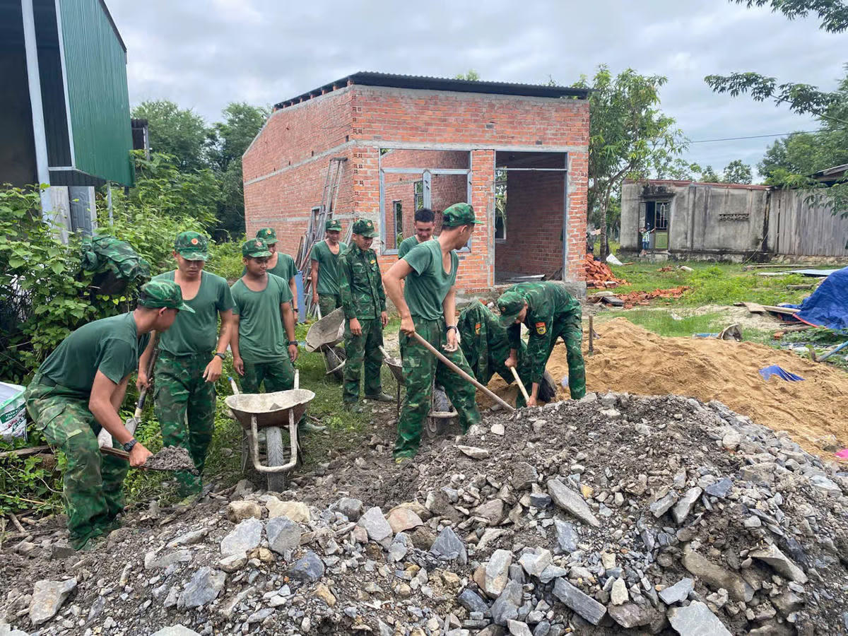 Bộ đội Biên phòng Đắk Lắk hỗ trợ hàng chục ngày công lao động. Ảnh: Quang Vinh.