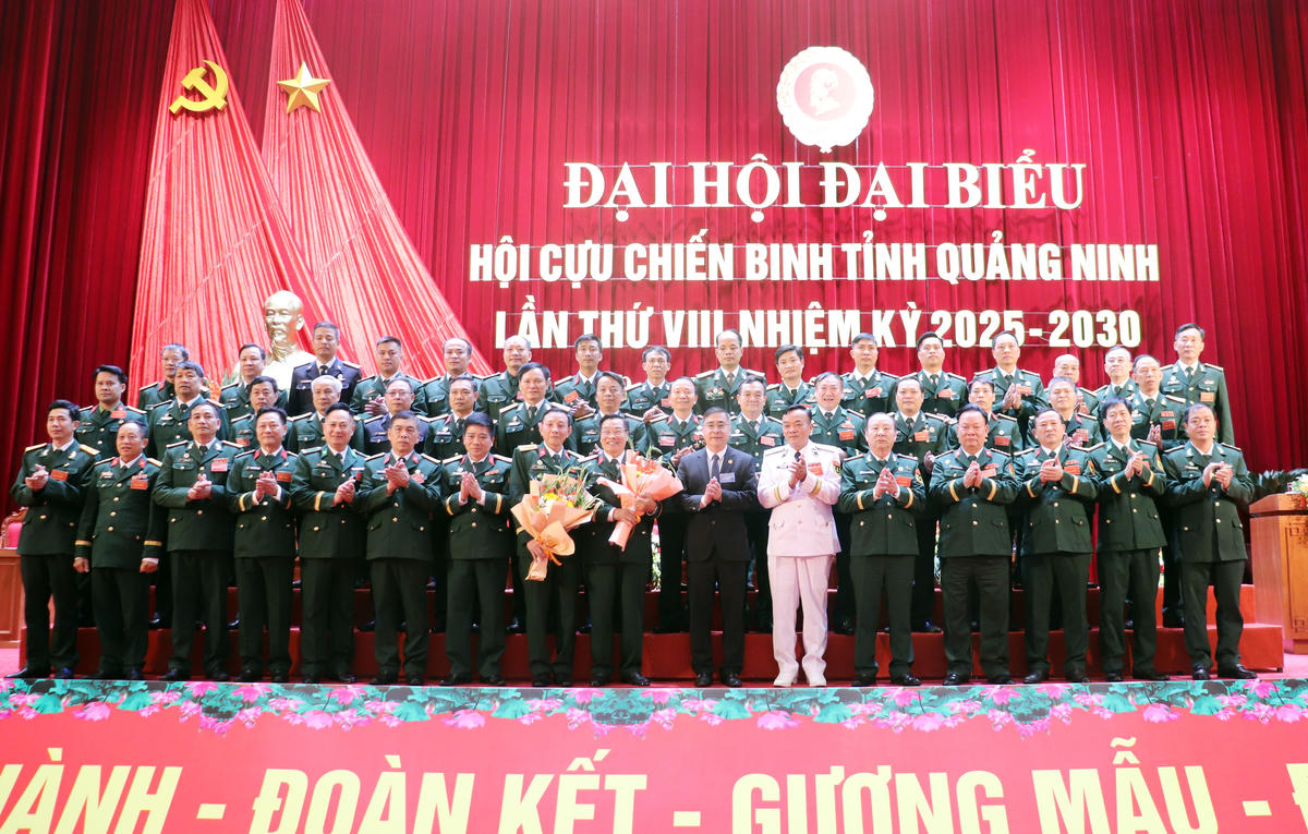 Lãnh đạo Ủy ban MTTQ tỉnh Quảng Ninh tặng hoa chúc mừng Ban Chấp hành Hội CCB tỉnh khóa VIII.