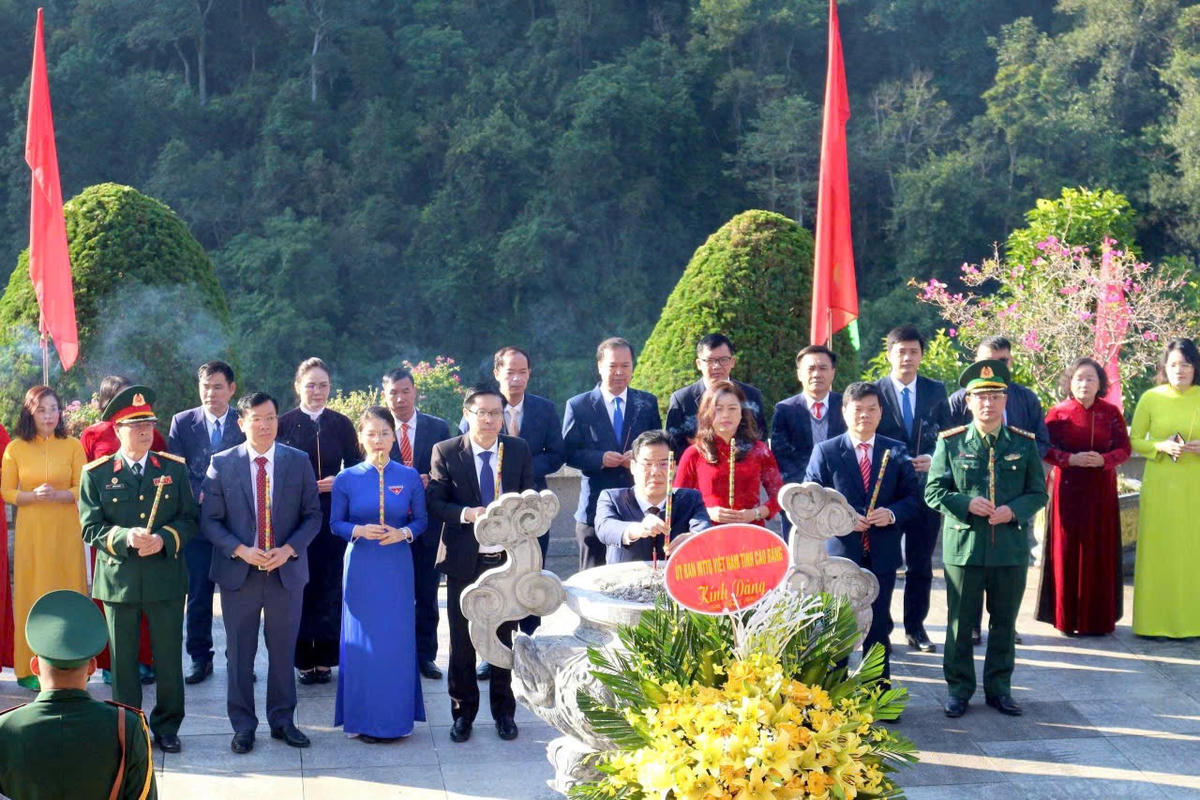 Đoàn đại biểu dâng hương tại Đền thờ Chủ tịch Hồ Chí Minh. Ảnh: Thanh Hà.