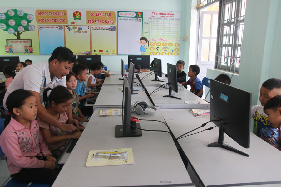 Học sinh vùng khó khăn được làm quen với công nghệ thông tin. Ảnh: GDTD
