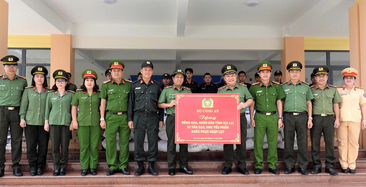 Bộ Công an trao tặng 50 tấn gạo và nhu yếu phẩm cần thiết để chung tay cùng với người dân tỉnh Gia Lai ổn định cuộc sống sau mưa lũ. Ảnh: CV.