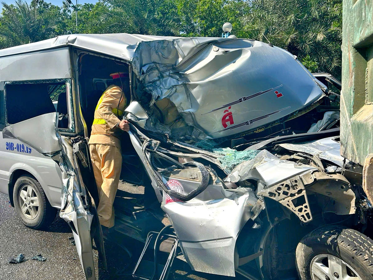 Lực lượng CSGT giải cứu người dân mắc kẹt trong cabin.