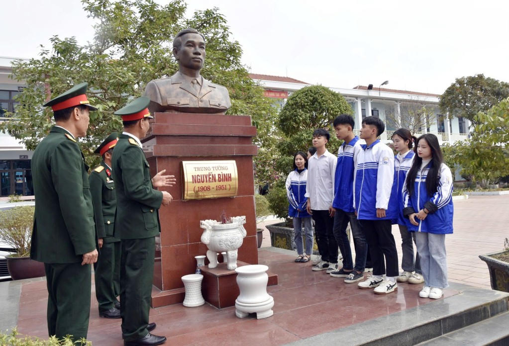 CCB kể chuyện cho học sinh Trường&nbsp;THPT Nguyễn Bình  về vị tướng mà ngôi trường mang tên. Ảnh: Trung Thành.