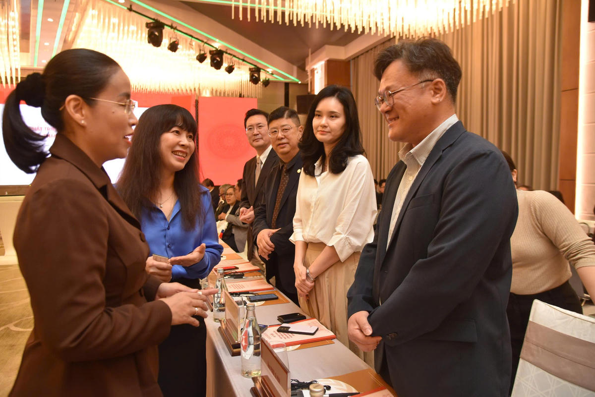 Từ trái qua: Phó Chủ tịch UBND thành phố Nguyễn Thị Anh Thi; Giám đốc Sở Văn hóa, Thể thao và Du lịch Trương Thị Hồng Hạnh trao đổi với nhóm chuyên gia từ Đại học Yuhan Hàn Quốc tham vấn cho hội thảo. Ảnh: Nguyễn Tú.