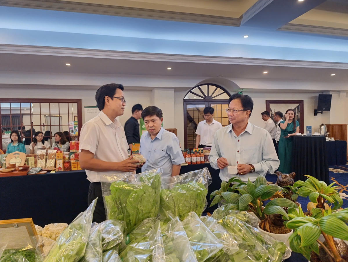 Các sản phẩm nông nghiệp công nghệ cao của HTX Tuấn Ngọc trưng bày bên lề hội thảo. Ảnh: Hồng Phúc.