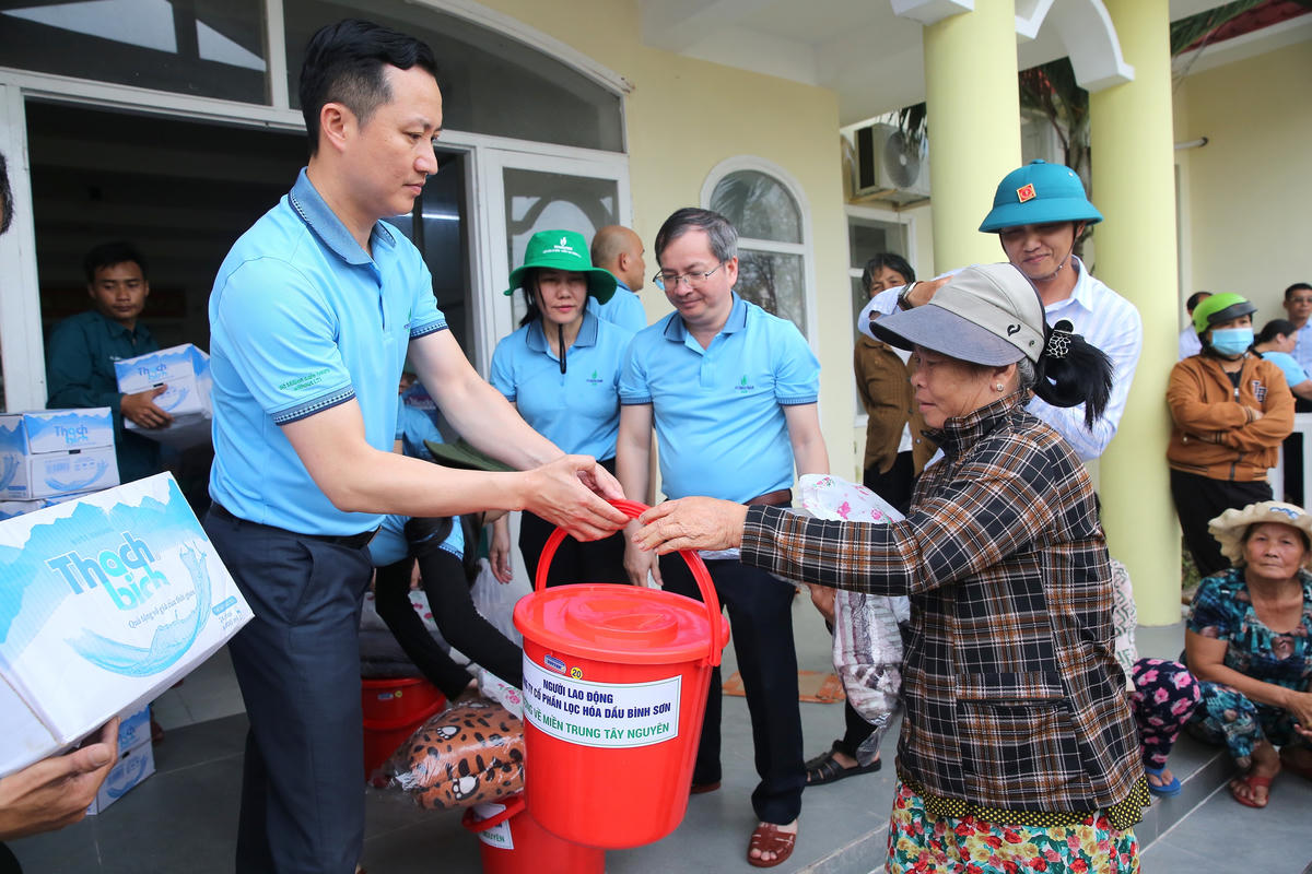 Ở xã Xuân Lộc, từng phần quà đã đến tay bà con nhân dân