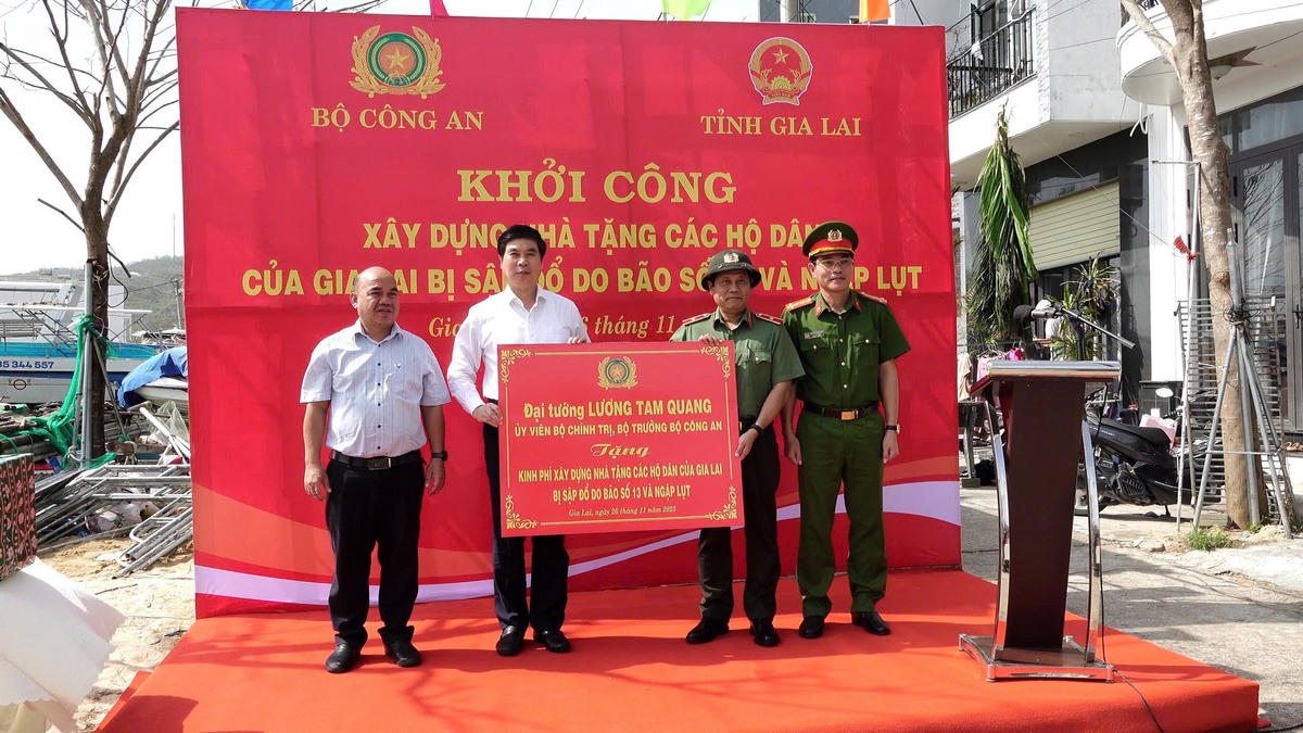 Thiếu tướng Nguyễn Hồng Nguyên (bên phải) đã trao kinh phí của Bộ Công an hỗ trợ các hộ dân của Gia Lai có nhà bị sập đổ do bão số 13 và ngập lụt. Ảnh: CV.