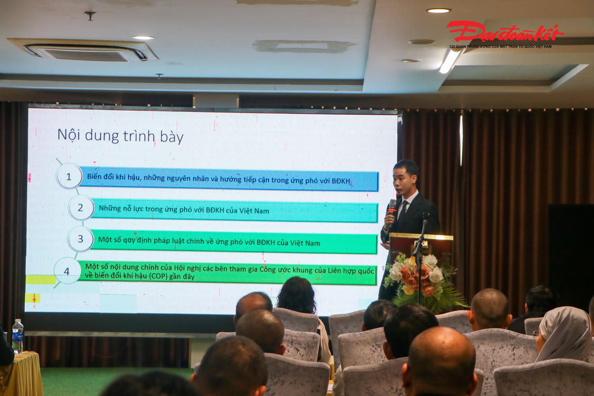 Đại biểu chia sẻ chuyên đề tại hội nghị. Ảnh: Đỗ Văn.